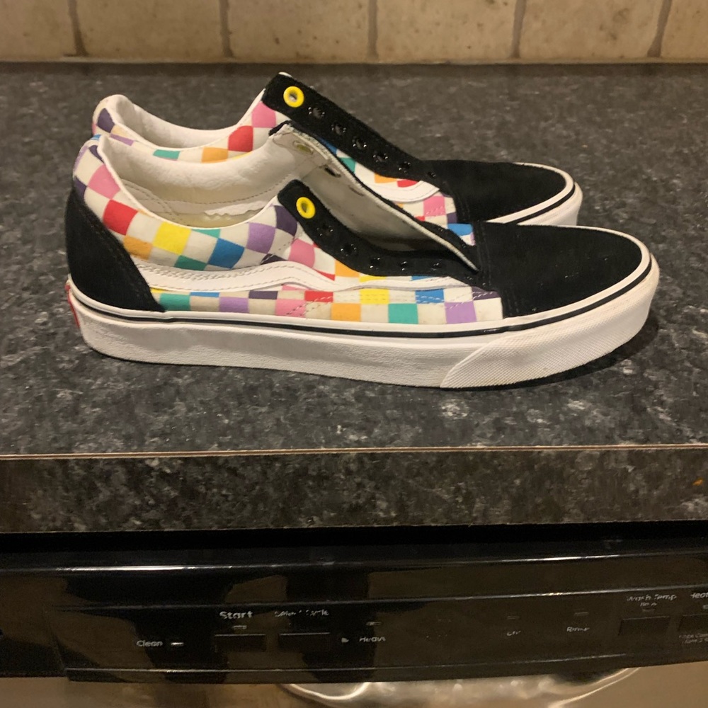 Vans size 9 womens (Comes with shoelace)